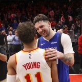 Trae Young félicite Luka Doncic, qui a marqué 73 points face à Atlanta vendredi KEYSTONE/AP/Jason Getz